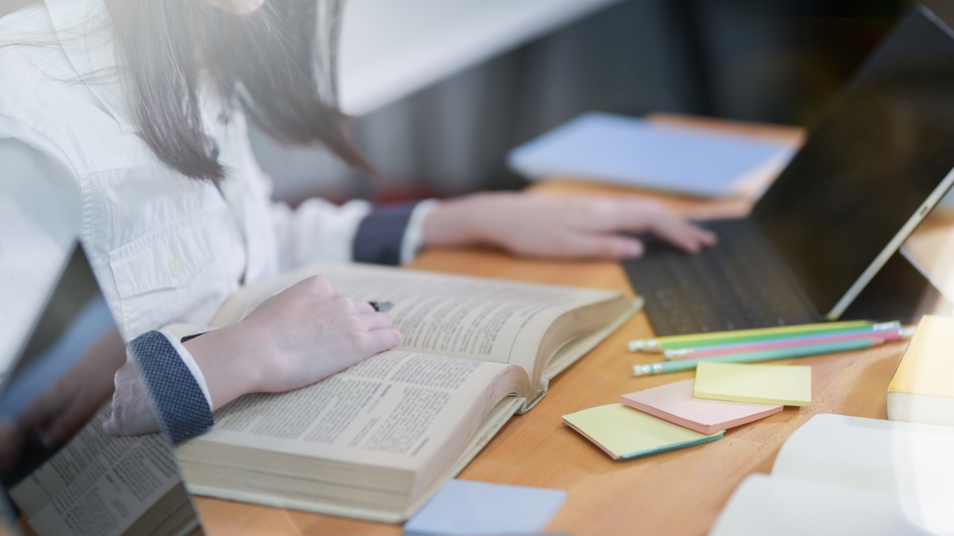 Jak wykorzystać monitoring mediów przy pisaniu prac naukowych?